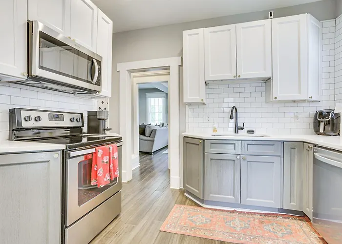 Holiday home 3 Mi To Dtwn Columbus! W/ Private Patio!
