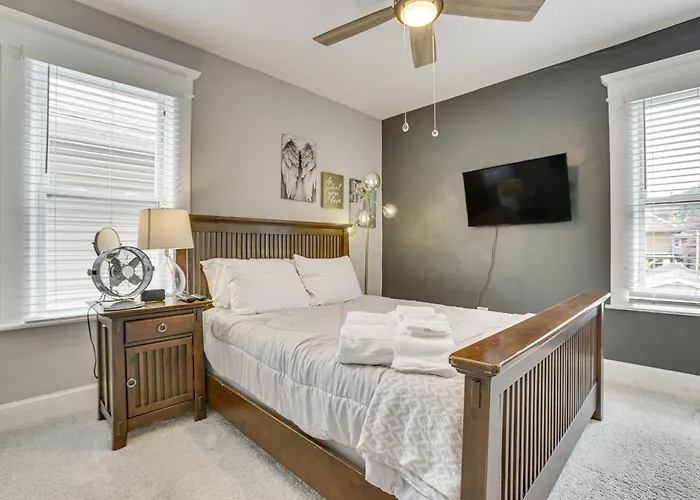 Holiday home 3 Mi To Dtwn Columbus! W/ Private Patio!