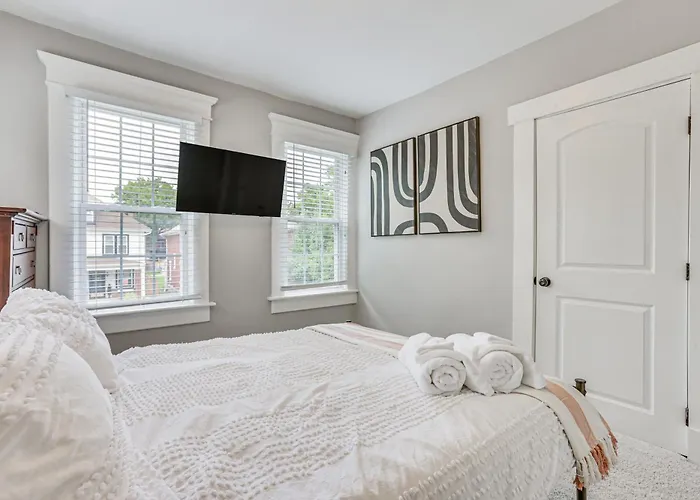 Holiday home 3 Mi To Dtwn Columbus! W/ Private Patio! *
