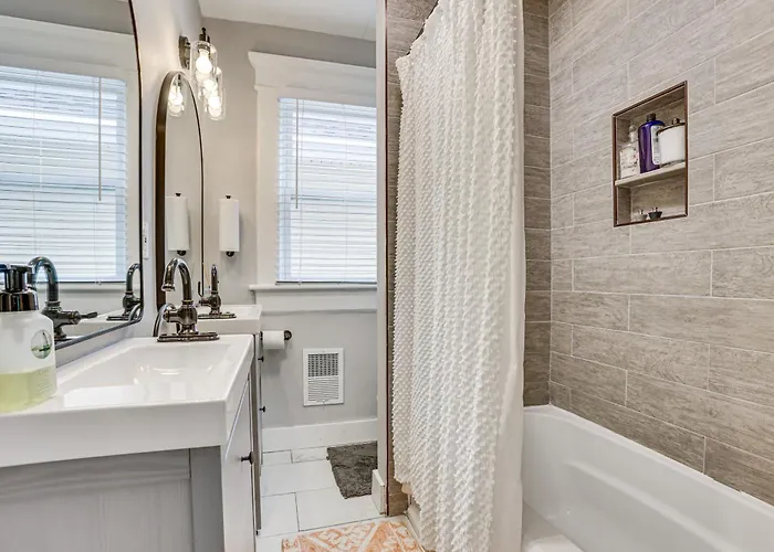 Holiday home 3 Mi To Dtwn Columbus! W/ Private Patio! *