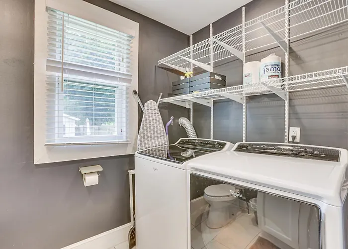 Holiday home 3 Mi To Dtwn Columbus! W/ Private Patio!