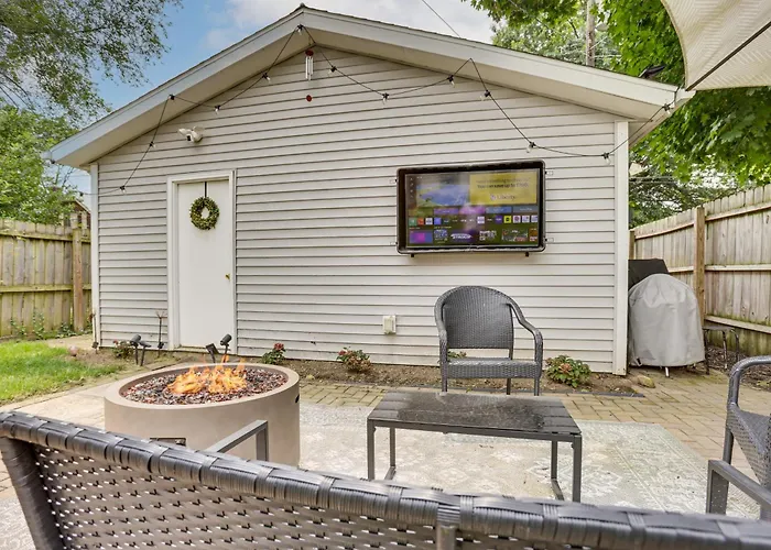 Holiday home 3 Mi To Dtwn Columbus! W/ Private Patio!